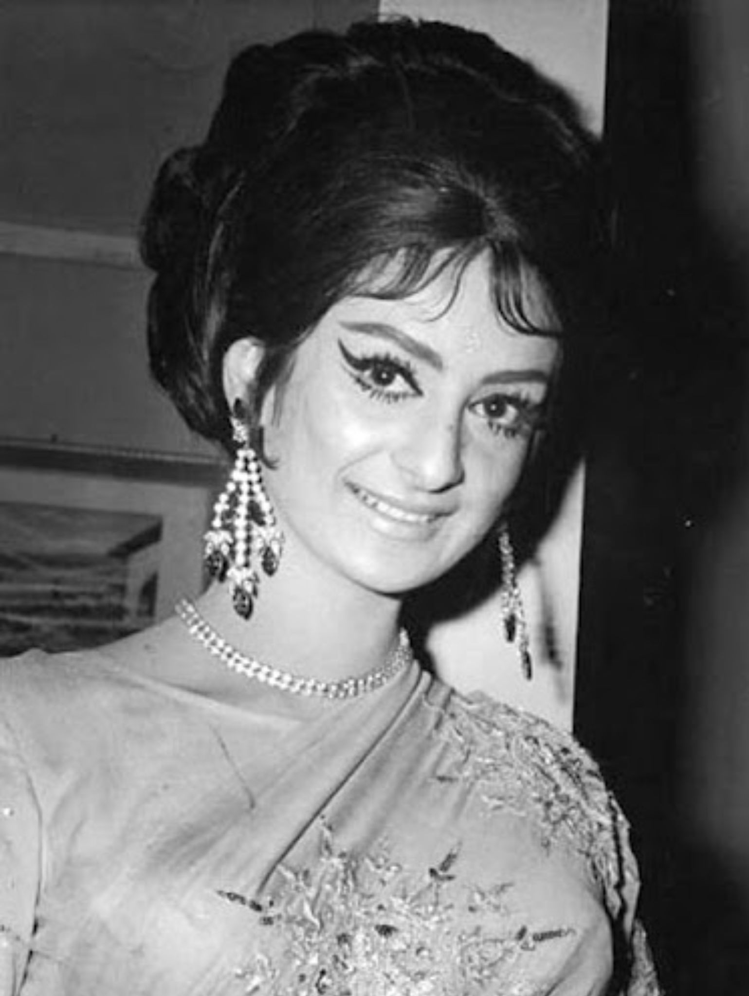 Saira bano.jpg-1715085500552